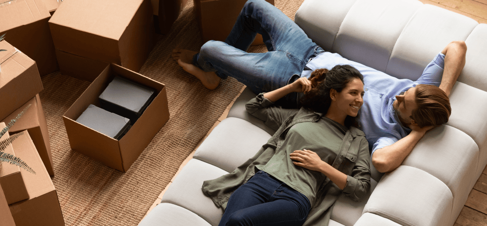 Dos personas sonriendo despreocupadas